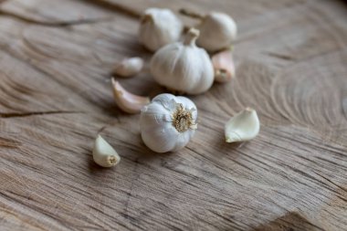 Tahta bir masada sarımsak.