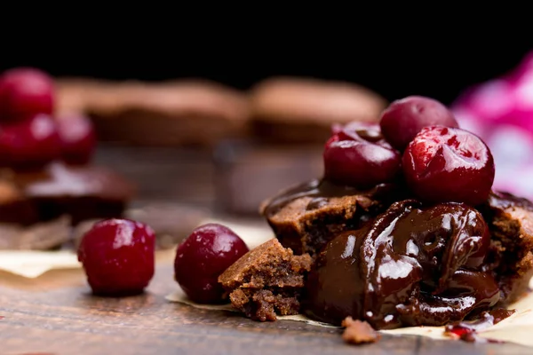 Chocolate cupcake with a cherry — Stock Photo, Image