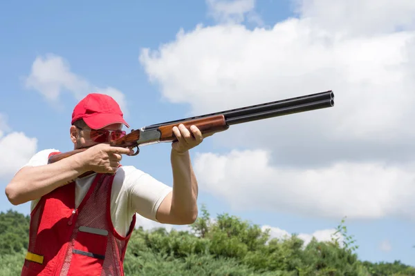 Man shooting skeet with a shotgun — Stock Photo, Image