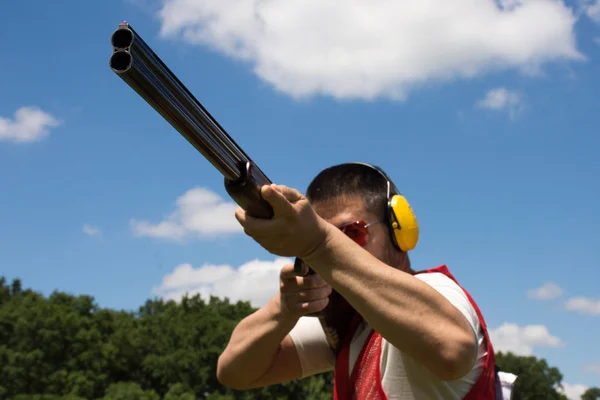 Mann schießt mit Schrotflinte um sich — Stockfoto