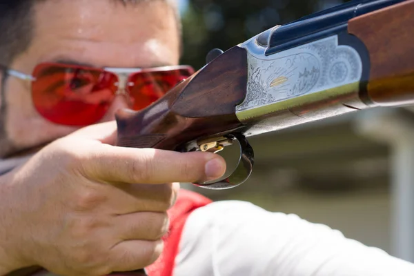 Jeune homme skeet tir à l'extérieur Photo De Stock