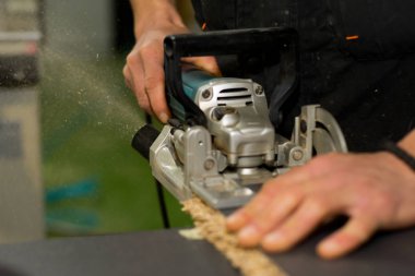 Closeup carpenter'ın elindeki testere makinesi kullanma