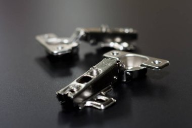 Siyah arka plan üzerine izole Kapı Menteşesi