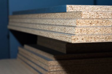 Mobilya endüstrisinin kontrplak tahtaları.