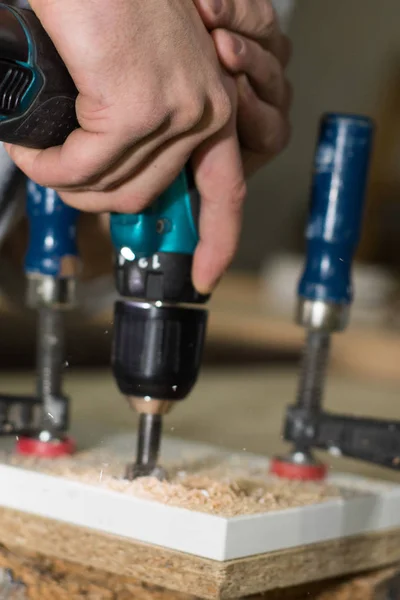 Mestre de construção com máquina de perfuração. Profissional carpinteiro wo — Fotografia de Stock