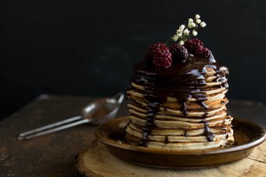 Ahududu ve çikolata üzerinde siyah bir backg ile ev yapımı gözleme