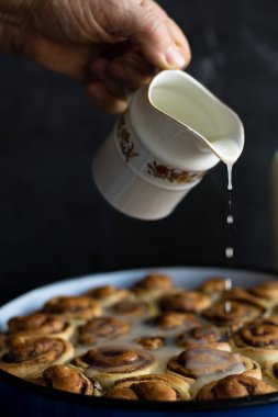  Tarçınlı çörek Baker koyarak şeker sır şurubu için pişmiş