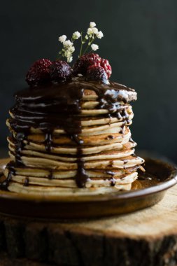 Vegan kek çikolata sosu ve ahududu