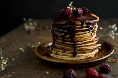 Muz krep yığını ile Çikolata parçalı tepesinde ve dondu