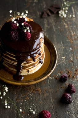 Vegan kek çikolata sosu ve ahududu