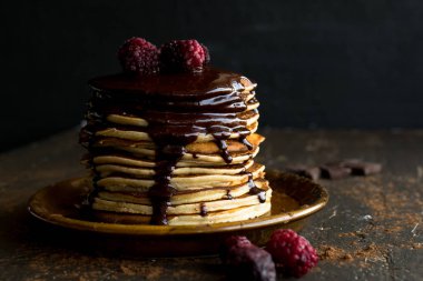 Vegan kek çikolata sosu ve ahududu