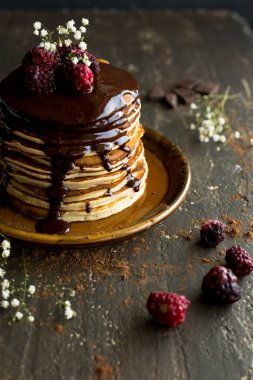 Vegan kek çikolata sosu ve ahududu