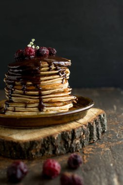 Muz krep yığını ile Çikolata parçalı tepesinde ve dondu