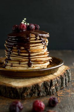 Muz krep yığını ile Çikolata parçalı tepesinde ve dondu
