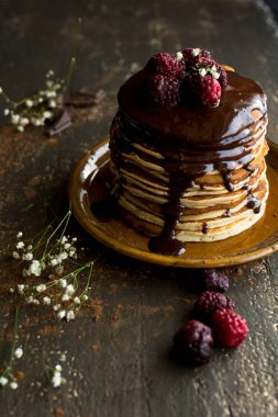 Vegan kek çikolata sosu ve ahududu