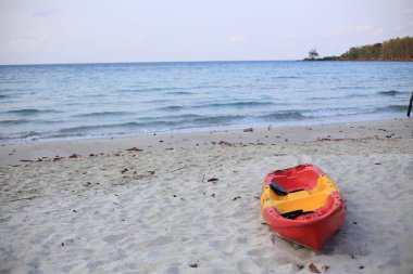 Koh Kood, Tayland 'da kumlu bir sahilde kano.