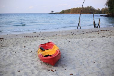 Koh Kood, Tayland 'da kumlu bir sahilde kano.