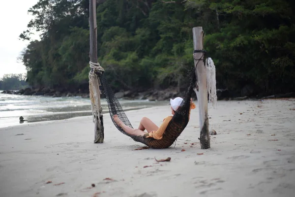 浜でハンモックで寝てる女 — ストック写真