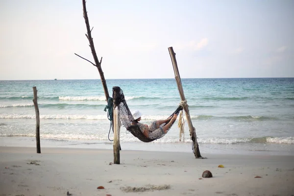 在海滩上的吊床上睡觉的女人 — 图库照片