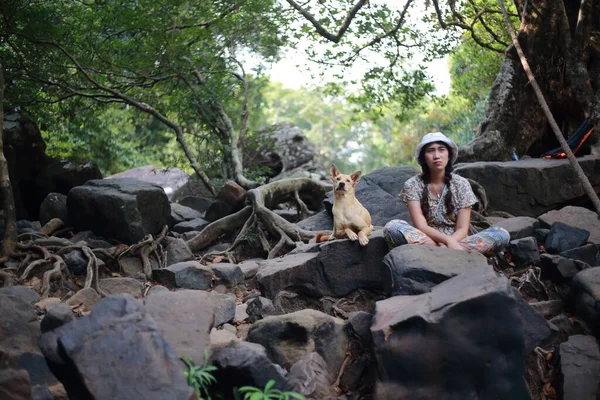 森林里的一个女人和一条狗 — 图库照片