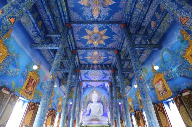 Tayland, Chiang Rai 'deki Rong Suea 10 tapınağındaki Beyaz Buda heykeli.