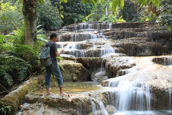 Muž Stojící Vodopádu Mae Kae Nebo Kaofu Provincii Lampang Thajsko — Stock fotografie