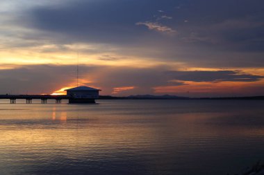 Dokkrai Reservoir ve gün batımını seyret Rayong, Tayland 'da su yansıması