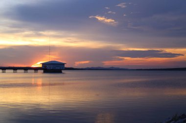 Dokkrai Reservoir ve gün batımını seyret Rayong, Tayland 'da su yansıması