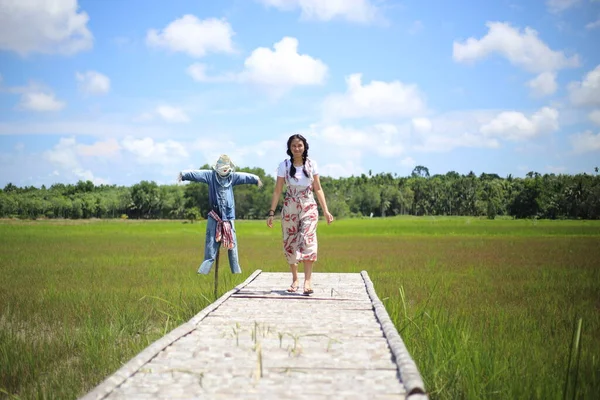 Eine Frau Steht Auf Einer Holzbrücke Einem Reisfeld — Stockfoto