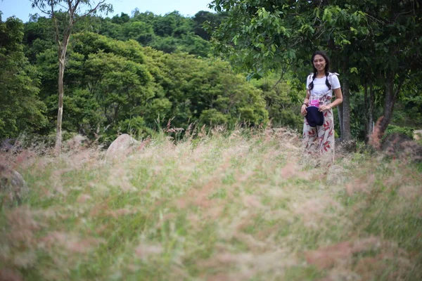 一个女人站在草地上 — 图库照片