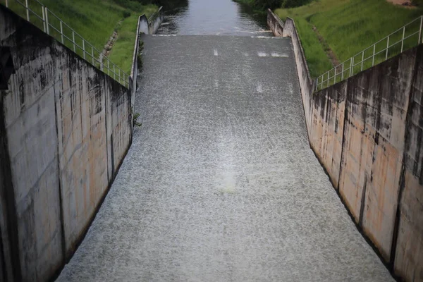 Water Dat Uit Een Dam Stroomt Bij Dokkrai Reservoir Rayong — Stockfoto