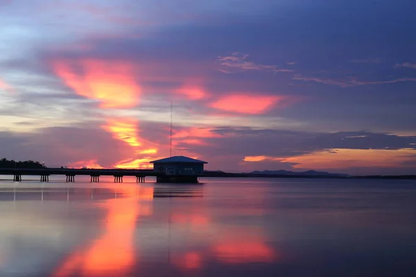 Dokkrai Reservoir Uitzicht Zonsondergang Waterreflectie Bij Rayong Thailand — Stockfoto