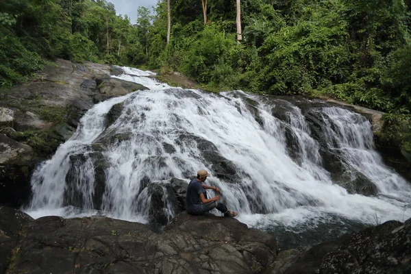 Muž Sedící Skalách Vodopádu Khao Soi Dao Chanthaburi Thajsko — Stock fotografie