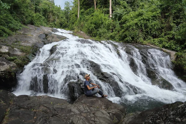 泰国昌塔布里的孤岛瀑布 男人坐在岩石上 — 图库照片