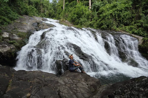 Uomo Seduto Sulle Rocce Alla Cascata Khao Soi Dao Chanthaburi — Foto Stock