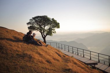 Kadınlar ve erkekler Mae Hong Son, Tayland 'daki Doi Pui Ko' nun tadını çıkarıyorlar.