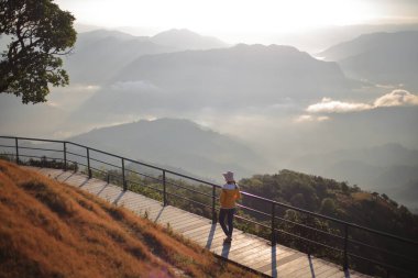 Kadınlar Mae Hong Son, Tayland 'daki Doi Pui Ko manzarasının tadını çıkarırlar.