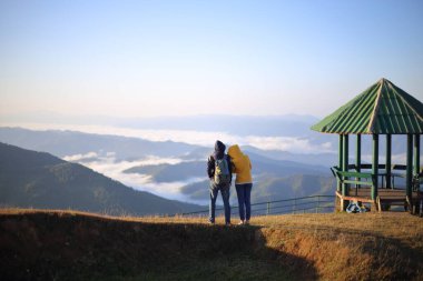 Kadınlar ve erkekler Tayland 'da Mae Hong Son' da Doi Pui Ko manzarasının tadını çıkarıyorlar.
