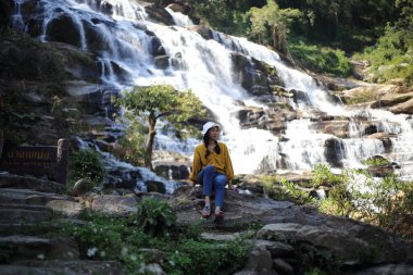Kadınlar, Mae Ya şelalesindeki Doi Inthanon Ulusal Parkı manzarası, Chiang Mai, Tayland