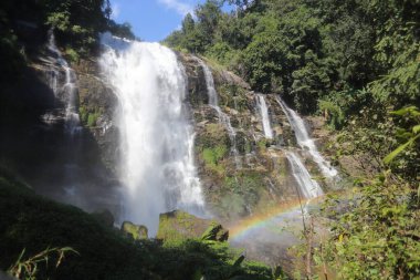 Wachirathan Şelalesi ve gökkuşağı Doi Inthanon Ulusal Parkı, Chiang Mai, Tayland