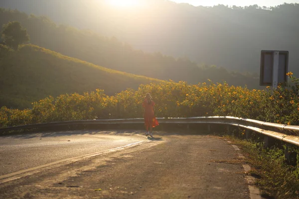 Las Mujeres Están Paseando Paisajes Montaña Llenos Flores Amarillas Girasol — Foto de Stock