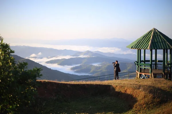 Uomo Godere Della Vista Doi Pui Mae Hong Son Thailandia — Foto Stock