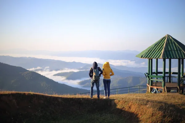 妇女和男子在泰国Mae Hong Son欣赏Doi Pui Ko的观点 — 图库照片