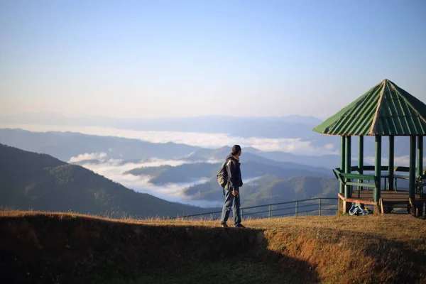 Man Enjoy View Doi Pui Mae Hong Son Tailândia — Fotografia de Stock