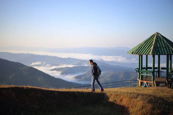 Muž Vychutnat Pohled Doi Pui Mae Hong Son Thajsko — Stock fotografie