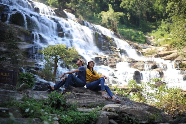 Mulheres Homens Apreciam Vista Mae Cachoeira Parque Nacional Doi Inthanon — Fotografia de Stock