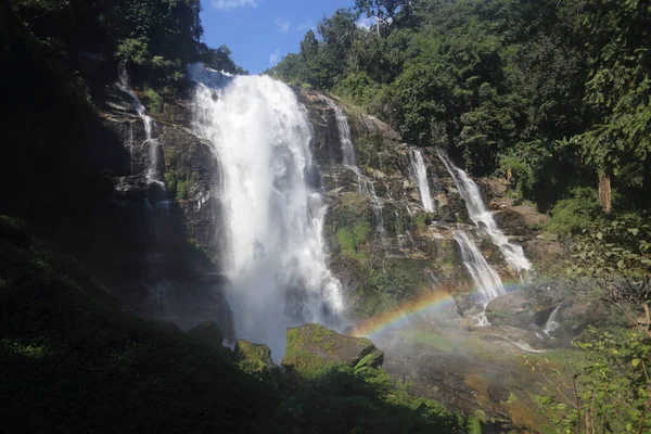 泰国清迈Doi Inthanon国家公园的Wachirathan瀑布和彩虹 — 图库照片