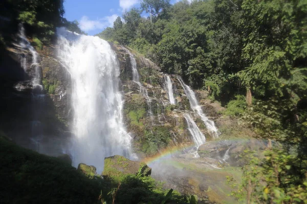 泰国清迈Doi Inthanon国家公园的Wachirathan瀑布和彩虹 — 图库照片