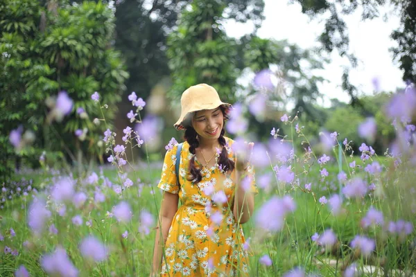 Eine Stehende Frau Schätzte Murdannia Giganteum Oder Sweet Purple Blumen — Stockfoto