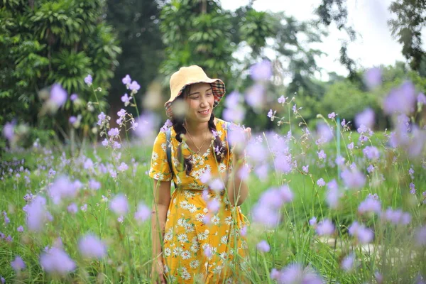 Eine Stehende Frau Schätzte Murdannia Giganteum Oder Sweet Purple Blumen — Stockfoto